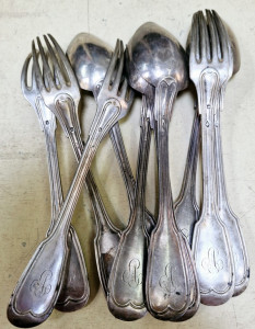 Lot de couverts monogrammés en métal argenté