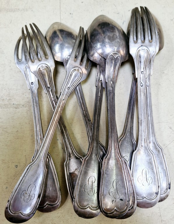 Lot de couverts monogrammés en métal argenté
