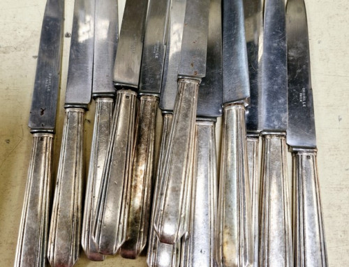 Lot de couteaux, manche en métal argenté