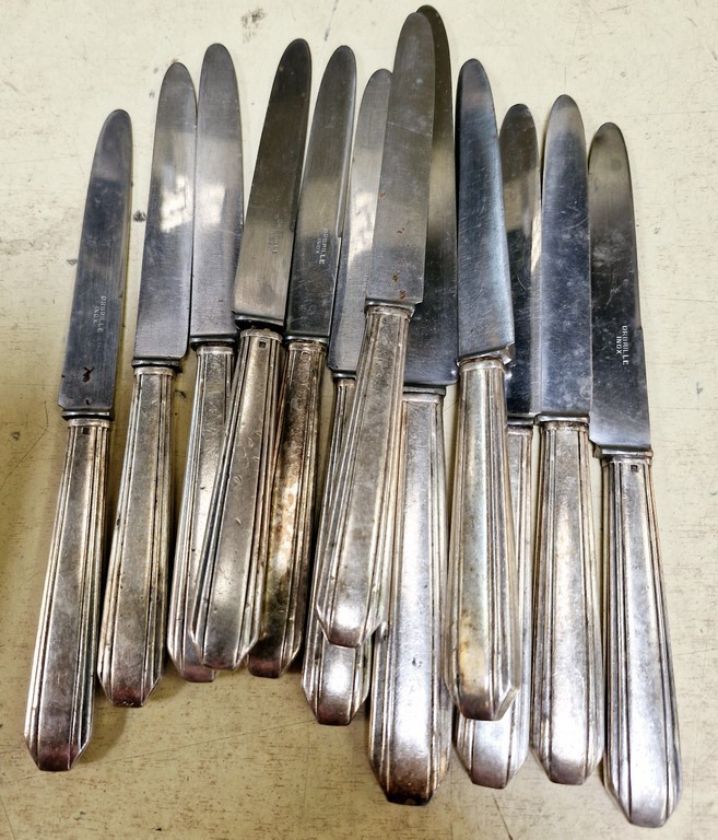 Lot de couteaux, manche en métal argenté