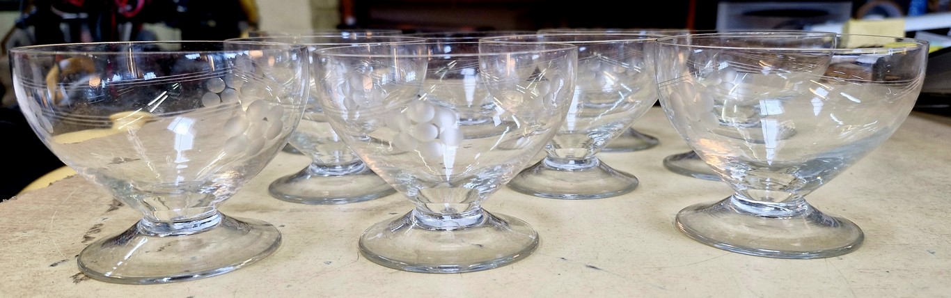 Coupes à champagne en verre ciselé x 9