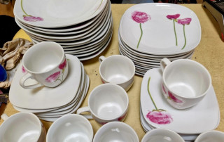 Service vaisselle en porcelaine à motif floral