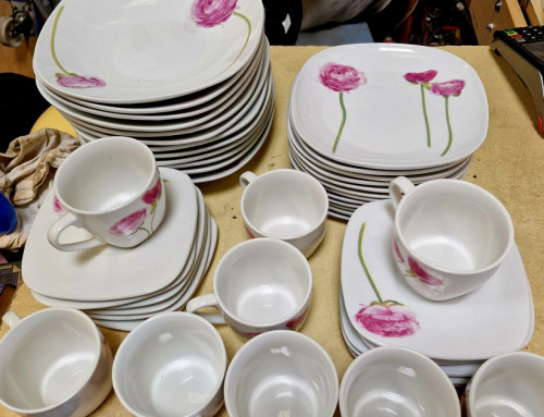 Service vaisselle en porcelaine à motif floral