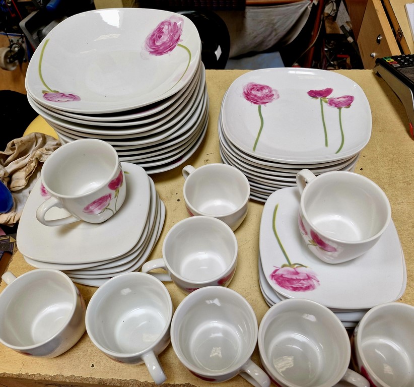 Service vaisselle en porcelaine à motif floral