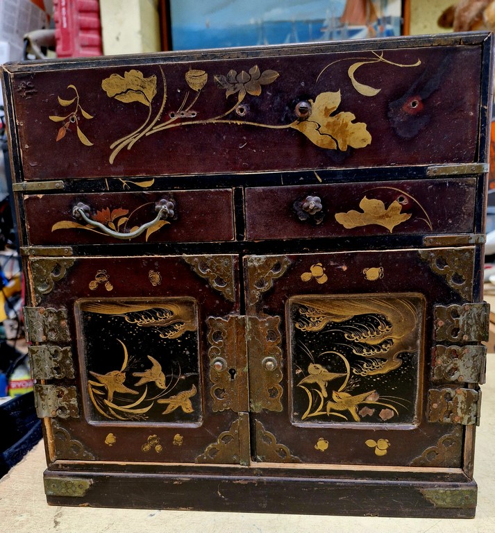 Cabinet à bijoux en bois laqué indochinois