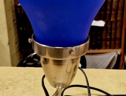 Lampe design en forme d’ampoule bleue