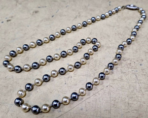 Collier en perles blanches et noires