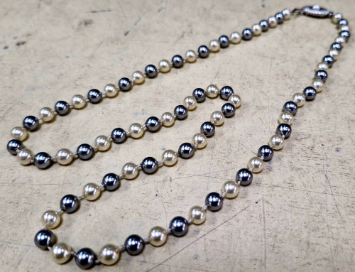 Collier en perles blanches et noires