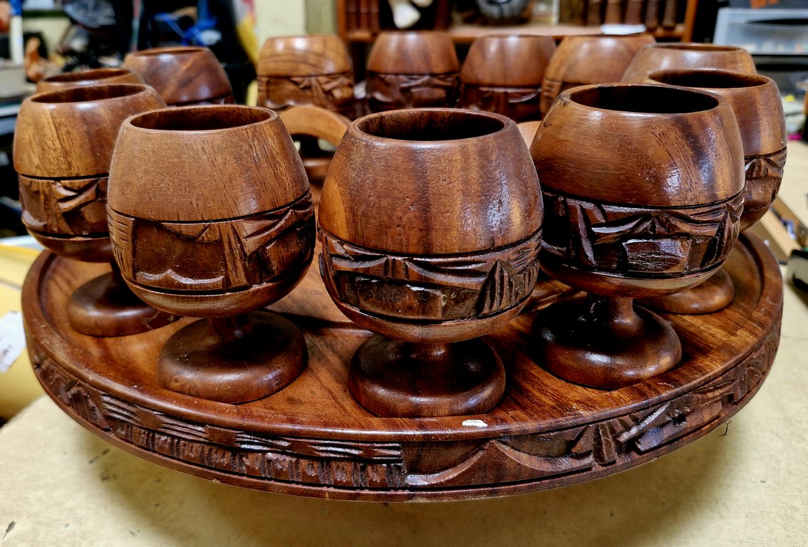 Coupes en bois exotique sur plateau pivotant