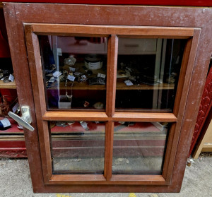 Petite fenêtre sans son châssis