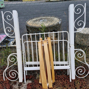 Lit une personne en métal avec lattes pour sommier