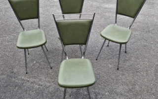 Ensemble de 4 chaises vintages en skaï vert de la marque TUBLAC