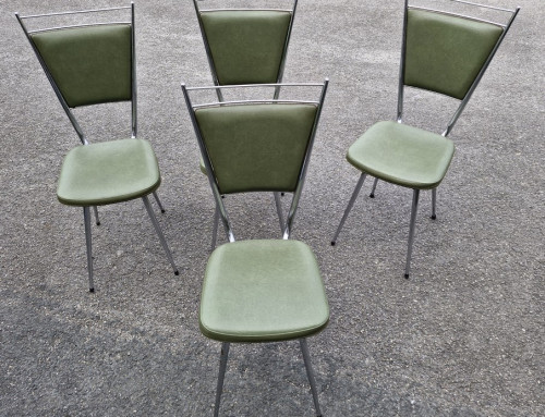 Ensemble de 4 chaises vintages en skaï vert de la marque TUBLAC