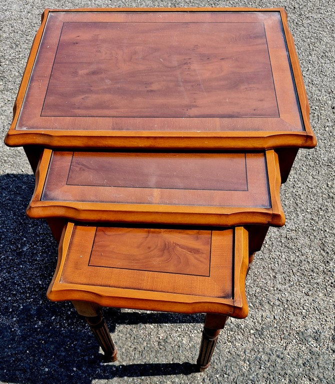Tables gigognes en merisier