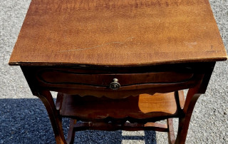 Table de nuit avec un tiroir