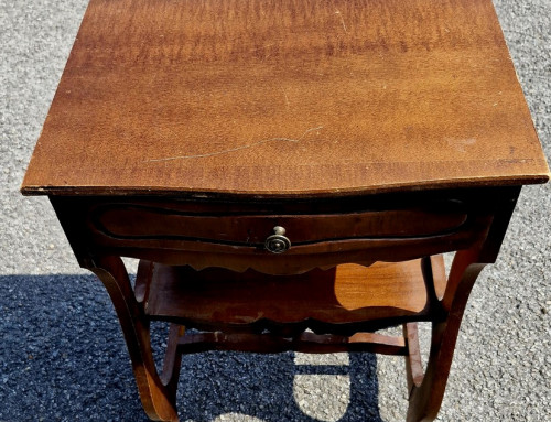 Table de nuit avec un tiroir