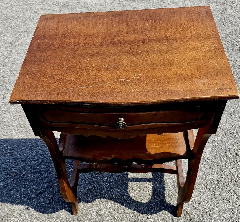 Table de nuit avec un tiroir