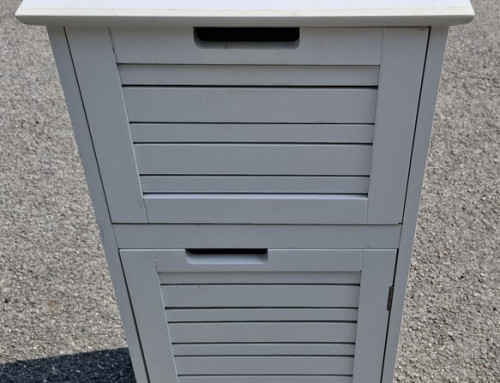 Petit meuble à tiroir et porte