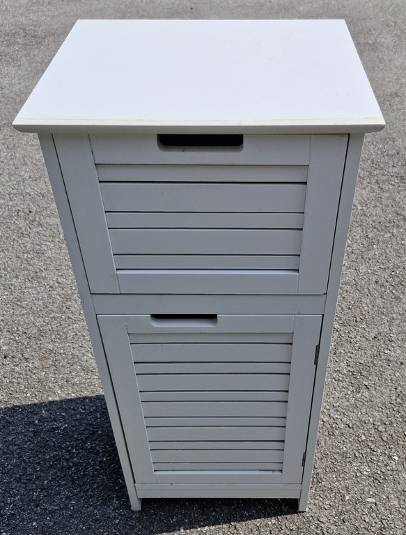Petit meuble à tiroir et porte