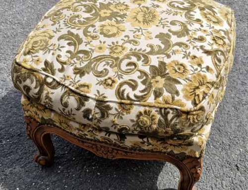 Pouf tapissé de style Louis XV