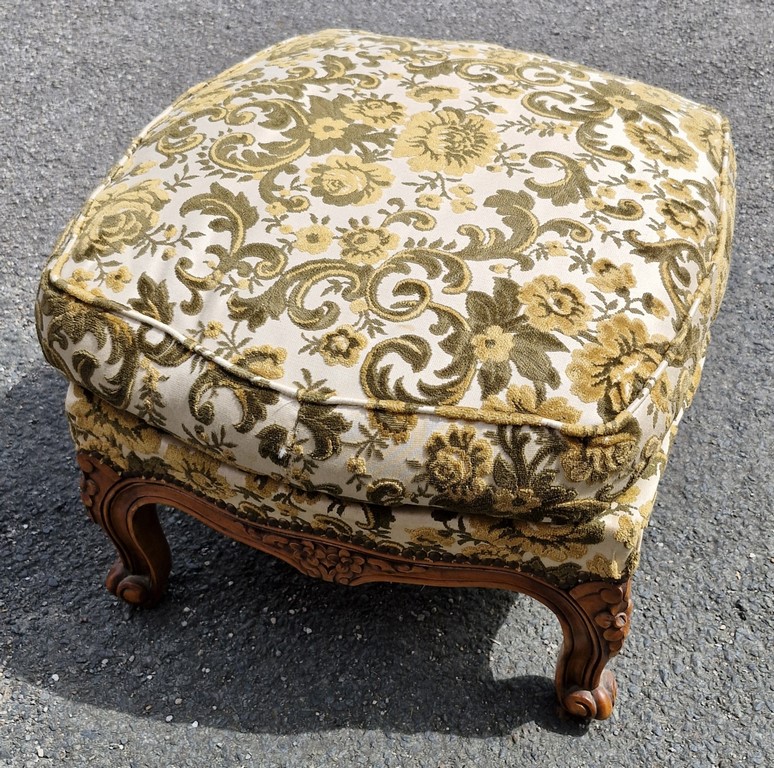 Pouf tapissé de style Louis XV