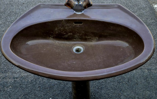 Lavabo sur colonne vintage marron