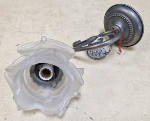 Applique étain et pâte de verre