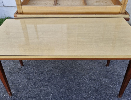 Table de bistrot en formica beige et pieds acajou
