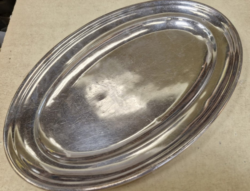 Plat de service en métal argenté