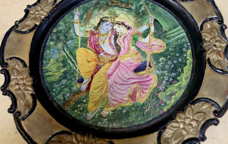 Plat indien en laiton décors peint