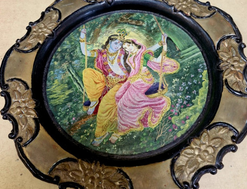 Plat indien en laiton décors peint
