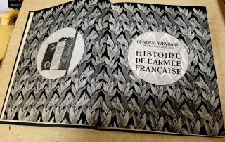 Livre Histoire de' l'Armée française par le Général WEYGAND