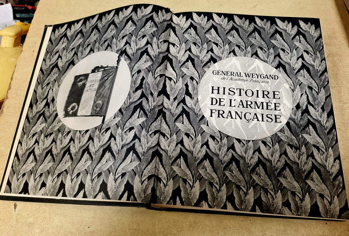 Livre Histoire de' l'Armée française par le Général WEYGAND