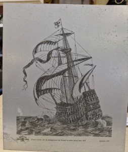 Vaisseau gravé sur plaque métal par les grévistes du Parisien en 1975