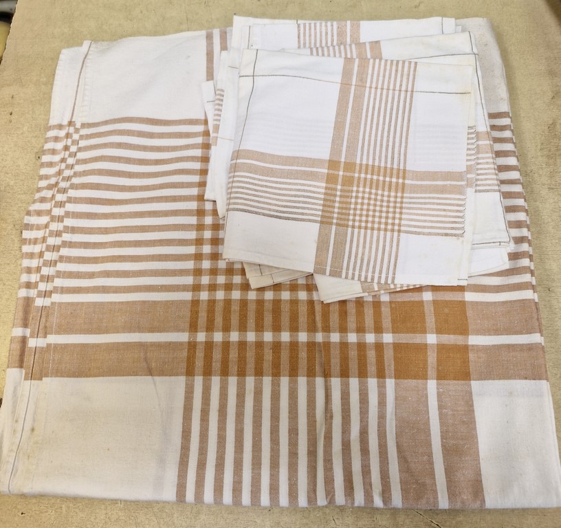 Grande nappe vintage avec serviettes
