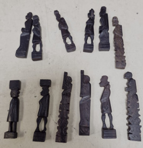 Ensemble de 13 petites statuettes exotiques