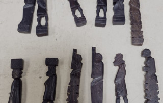 Ensemble de 13 petites statuettes exotiques