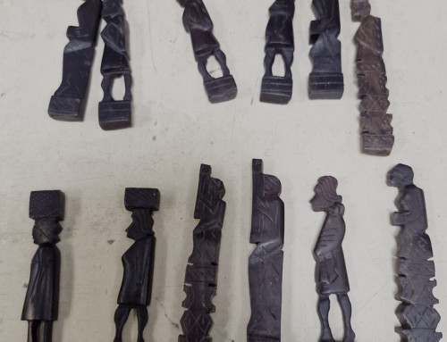 Ensemble de 12 petites statuettes exotiques