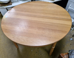 Table ronde en mélaminé