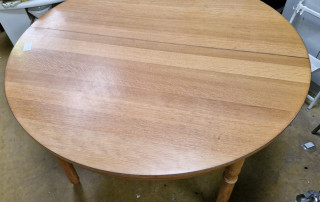 Table ronde en mélaminé