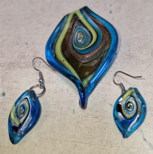 Parure en verre d'artisan verrier pendentif+boucles d'oreilles