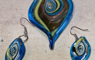 Parure en verre d'artisan verrier pendentif+boucles d'oreilles