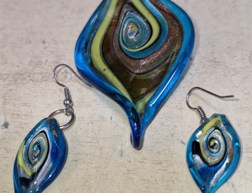 Parure en verre d’artisan verrier pendentif+boucles d’oreilles