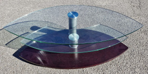 Tablette moderne en verre sur roulettes