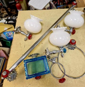 Set accessoires de salle de bain vintages en métal et verre