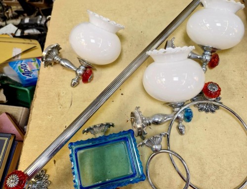 Set accessoires de salle de bain vintages en métal et verre