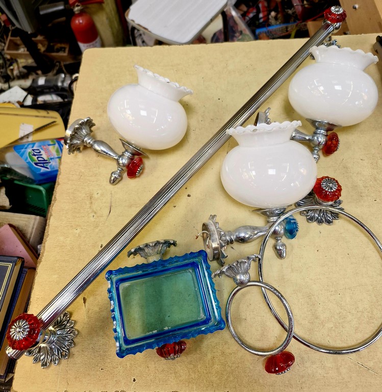 Set accessoires de salle de bain vintages en métal et verre