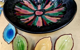 Plat vintage en céramique avec ramequins