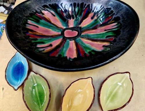 Plat vintage en céramique avec ramequins