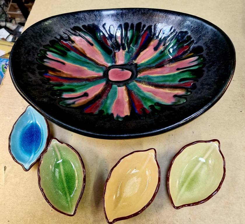 Plat vintage en céramique avec ramequins